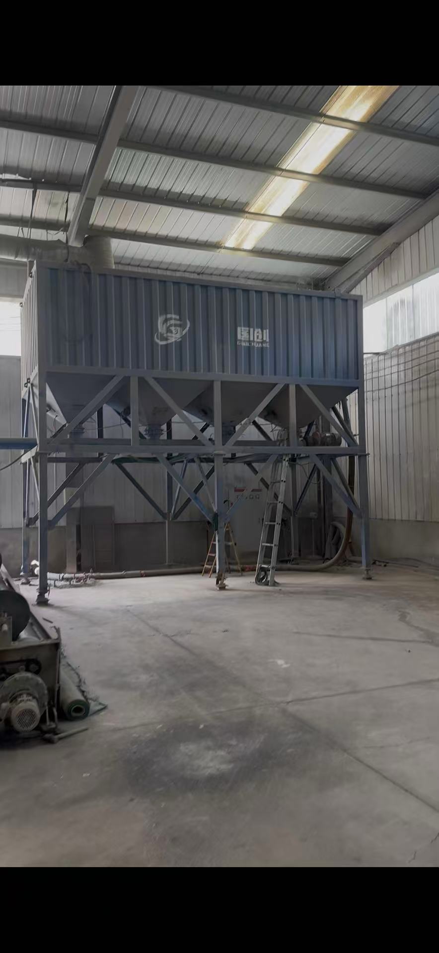 Linha de fabricação mostrando etapas de formação e bobinamento