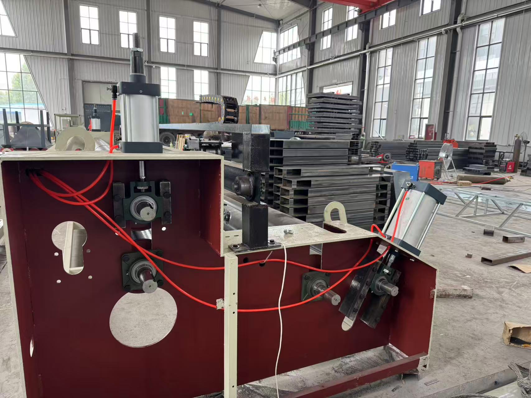 Equipamento de linha para formação e bobinamento de manta de concreto